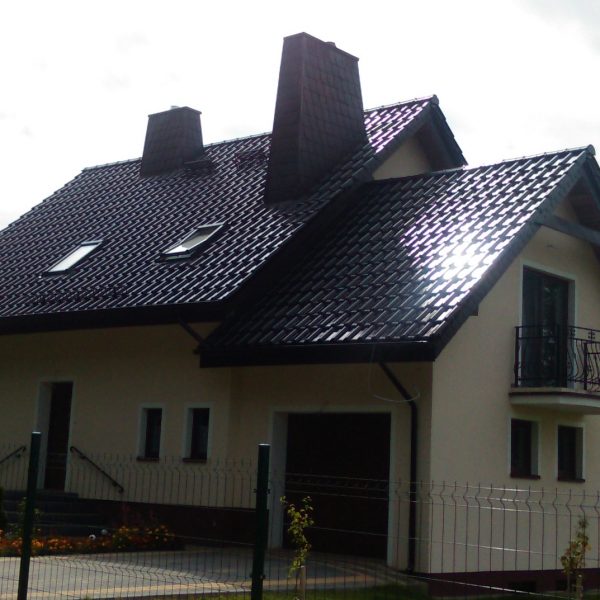 Realizacja z dachówką Creaton Titania brąz glazura, nadającą budynkowi klasyczny charakter.